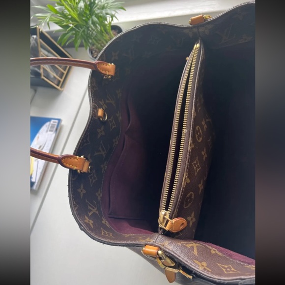 Louis Vuitton Montaigne Top Handle Bag MM Brown
Canvas. Pre owned. - Picture 3 of 11